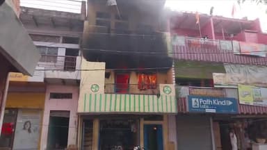 ज्ञानपुर: ज्ञानपुर में तीन मंजिला मकान में आग लगने से लाखों का सामान खाक हुआ