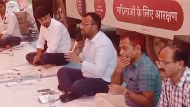 पचरुखी: सुरवाला गांव में महिला संवाद कार्यक्रम में डीएम ने महिलाओं से की बातचीत