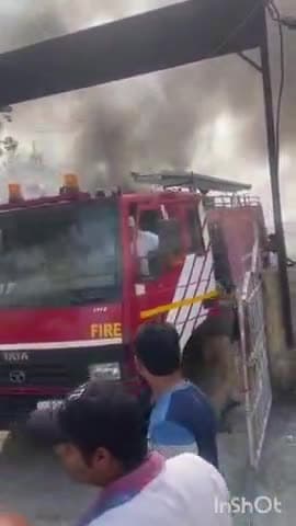 धौलपुर: वास्थ्य भवन परिसर में खड़े वाहनों में लगी आग, 5 वाहन जलकर हुए खाक