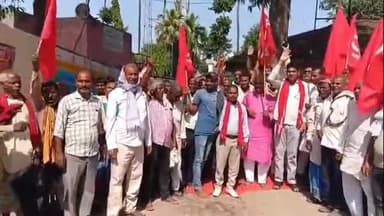 डंडारी: डंडारी प्रखंड कार्यालय के पास इंडिया गठबंधन के नेताओं ने एक दिवसीय धरना प्रदर्शन किया