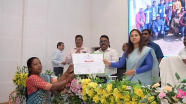 ओरमांझी: हेसाग स्थित पशुपालन निदेशालय में कृषि मंत्री ने 138 पाराभेट और 50 सहकारी समितियों को निबंधन प्रमाण पत्र सौंपे