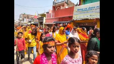 उचकागांव: मीरगंज में तीन दिवसीय श्री हनुमत सह रूद्र अचल प्रतिष्ठात्मक महायज्ञ के लिए कलश यात्रा निकली