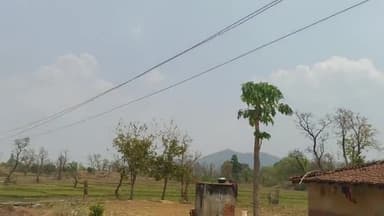 बिजली विभाग के लापरवाही से 1100 हजार वोल्ट का तार झूलता हुआ कुमांडीह के हटा गांव में