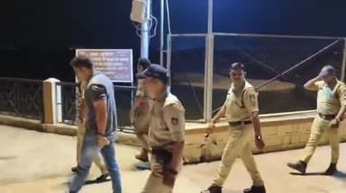 मंदसौर: राम टेकरी भांजा दरगाह अभिनंदन क्षेत्र में एडिशनल एसपी ने संदिग्ध लोगों की जांच-पड़ताल की