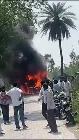 प्रतापनगर के बेगमपुर में बिजली के तारों की चपेट में आने से डंपर में लगी आग, जलकर हुआ राख, वीडियो वायरल