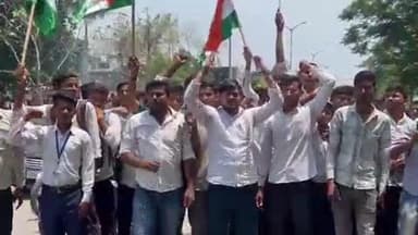 गोंडा: LBS चौराहे पर छात्र पंचायत ने सड़क पर उतरकर भारतीय सेना को कहा धन्यवाद, पाकिस्तान पर किया था एयर स्ट्राइक