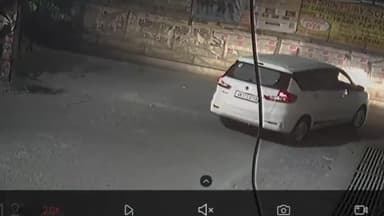 अमरोहा: अमरोहा की आवास विकास सेकेंड कालोनी में कार चोरी, पीड़ित ने सीसीटीवी वीडियो किए वायरल