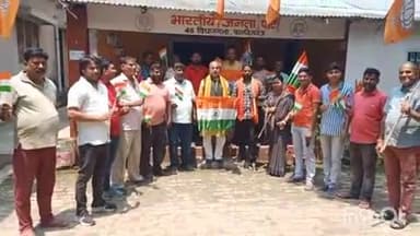 फारबिसगंज: पाकिस्तान में भारतीय सेना द्वारा सर्जिकल स्ट्राइक करने पर बीजेपी कार्यकर्ताओं ने विधायक जनसंपर्क कार्यालय में मनाई खुशी