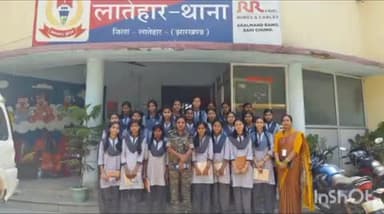 लातेहार: सरस्वती यात्रा कार्यक्रम के तहत सरस्वती विद्या मंदिर की छात्राओं ने सदर थाना का भ्रमण किया, कानूनी प्रक्रियाओं की जानकारी ली