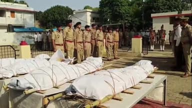 कोल: सड़क हादसे में मृत पुलिस कर्मियों को पुलिस लाइन में दी गई सलामी, DIG और SSP ने दिया कंधा