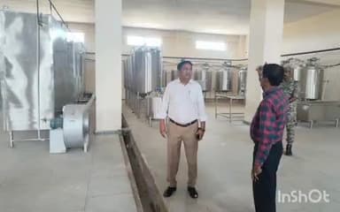 जगदलपुर: कमिश्नर बस्तर डोमन सिंह ने ट्राईफूड पार्क बुरुन्दवाड़ा सेमरा का किया अवलोकन