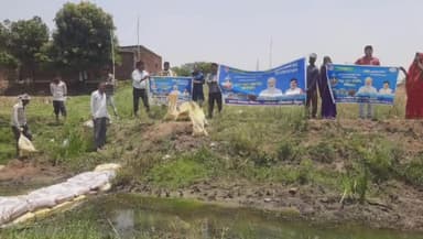 माडा: ग्राम पिपरा में जल गंगा संवर्धन अभियान के तहत महिलाओं ने जल संरक्षण के लिए बोरी बंधान किया