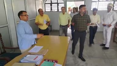 पडरौना: जिलाधिकारी ने कलेक्ट्रेट स्थित विभिन्न कार्यालयों का किया औचक निरीक्षण, कार्यप्रणाली सुधारने के दिए निर्देश