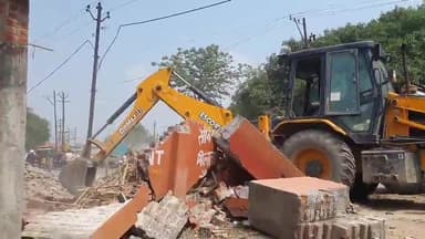 रामपुर: पहाड़ी गेट चौराहे पर तीन दशक पहले बनी 30 दुकानों को नगर पालिका की टीम ने अवैध बताकर किया ध्वस्त