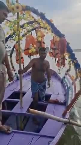 कानपुर: गंगा बैराज से युवक ने कपड़े उतारकर गंगा में लगाई छलांग, नाविकों ने बचाकर पुलिस को सौंपा