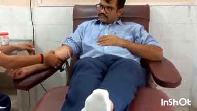 लातेहार: विश्व रेड क्रॉस और थैलेसीमिया दिवस पर उपायुक्त ने ब्लड बैंक में रक्तदान किया