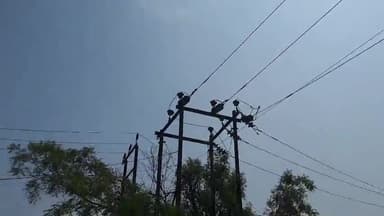 रामपुर: बरेली गेट चौराहे के पास विद्युत पोल में चिंगारी भड़कने पर यातायात पुलिस अधिकारी ने रूट किया डायवर्ट