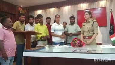 गोपालगंज: कलेक्ट्रेट परिसर में अभाविप सदस्यों ने प्रभारी एसपी से मुलाकात की, शहर की समस्याओं से अवगत कराया