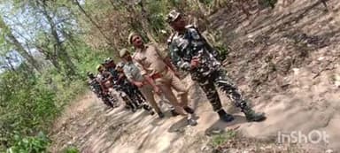 तुलसीपुर: जरवा कोतवाली और SSB के जवानों ने संयुक्त रूप से किया पैदल गश्त