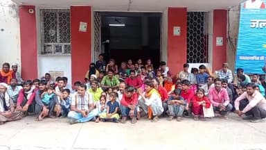 सिरोंज: आधार कार्ड केंद्र की आईडी बंद होने से परेशान नागरिकों ने तहसील कार्यालय में प्रदर्शन किया