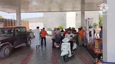 ਮਹਿਤਪੁਰ: ਮਹਿਤਪੁਰ ਵਿਖੇ ਪੈਟਰੋਲ ਪੰਪ ਤੇ ਪੈਟਰੋਲ ਪਵਾਉਣ ਨੂੰ ਲੈ ਕੇ ਲੱਗੀਆਂ ਲੋਕਾਂ ਦੀਆਂ ਲੰਬੀਆਂ ਲਾਈਨਾਂ ਡੀਜ਼ਲ ਮੁੱਕਿਆ