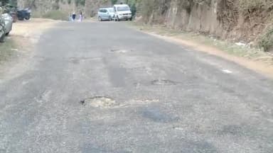 पौड़ी: राष्ट्रीय राजमार्ग पौड़ी-श्रीनगर जगह-जगह गड्ढे होने से खस्ताहाल, लोग परेशान #jansamasya