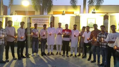 रामपुर: गांधी समाधि पर कांग्रेस पार्टी के कार्यकर्ताओं ने पाकिस्तान हमले में शहीद हुए सैनिकों और लोगों को दी श्रद्धांजलि