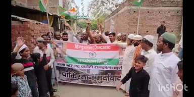 पडरौना: कुशीनगर में सर्जिकल स्ट्राइक की खुशी, मुस्लिम समाज ने तिरंगा लहराकर और पटाखे फोड़कर मिठाई बांटकर मनाया जश्न