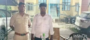 गोपालगंज: पहाड़पुर गांव के पास उत्पाद विभाग की टीम ने छापेमारी कर एक पीस शराब के साथ एक तस्कर को गिरफ्तार किया