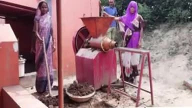 गोंडा: जिले की गौशालाओं में वेस्ट टू वेल्थ मॉडल पर कार्य करते हुए बनाए जा रहे गोबर के लट्ठे और वर्मी कंपोस्ट, DM ने दी जानकारी