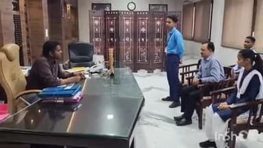 जगदलपुर: कलेक्टर हरीश एस ने बोर्ड परीक्षा में बेहतर प्रदर्शन करने वाले छात्रों को बधाई दी और स्मृति चिन्ह भेंट किया