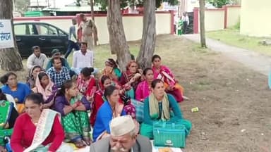 दुधौली पशु केंद्र में पशुधन अधिकारी को दूसरी क्षेत्र में स्थानांतरण करने पर द्वाराहाट पशु चिकित्सा केंद्र में धरना