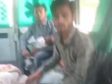 नौगावां सादात: नौगांवा तगा गांव के पास रोड पर कर रही महिला को तेज रफ्तार बाइक सवार ने मारी टक्कर, हालत गंभीर