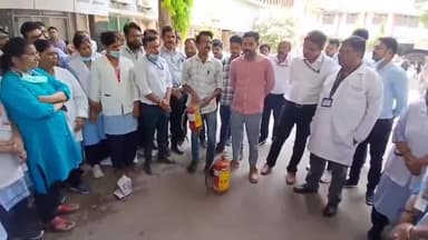 नसीराबाद: जवाहर लाल नेहरू अस्पताल अजमेर में हुई मॉक ड्रिल, स्टाफ को अग्निशमन यंत्र चलाना सिखाया गया