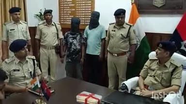 भभुआ: खजुरा बाजार तीनमुहानी पर गोली हत्याकांड में पुलिस ने दो अपराधियों को किया गिरफ्तार, बरामद हुए दो जिंदा कारतूस व 7 खोखा