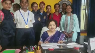 बेंगाबाद: आरके महिला कॉलेज की एनसीसी सीटीओ पूनम प्रभा मुंडू के साथ 21 एनसीसी कैडेट ने संयुक्त वार्षिक प्रशिक्षण शिविर में भाग लिया