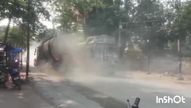 लातेहार: मेन रोड सड़क किनारे गिट्टी डस्ट से भरे गए फ्लैंक से उड़ रही धूल, लोगों को हो रही परेशानी #jansamasya