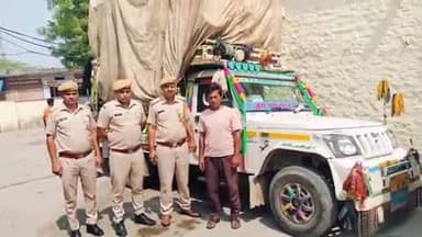 पीपलदा: इटावा पुलिस ने अवैध देशी बम्बूल की लकड़ी चोरी कर परिवहन करते एक आरोपी को किया गिरफ्तार, पिकअप ज़ब्त