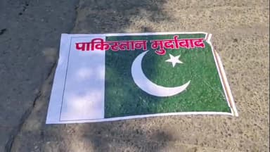 अमरोहा: लकड़ो चौराहे पर करणी सेना ने पाकिस्तान मुर्दाबाद लिखे पोस्टरों को सड़क पर पैरों से कुचला