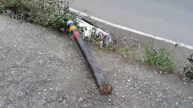 पौड़ी: पौड़ी शहर के छत्रीधार के समीप अनियंत्रित होकर पलटी आल्टो कार, बड़ी दुर्घटना टली