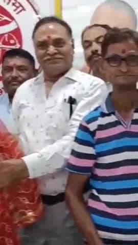 कानपुर: गोविंद नगर से भाजपा विधायक सुरेंद्र मैथानी ने कार्यकर्ताओं के साथ भारतीय सेना की कार्रवाई का जश्न मनाया