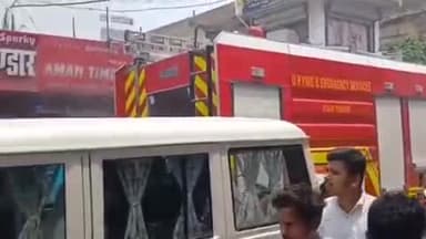 गोंडा: गाढ़ा भंडार में शॉर्ट सर्किट से लगी आग, दमकल कर्मियों ने समय पर पहुंचकर आग पर पाया काबू