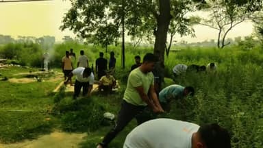 बेतिया: बेतिया पुलिस ने स्वयं सफाई अभियान चलाया