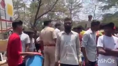 वाड्रफनगर: फूलीडूमरघाट में डीजल लोड टैंकर अनियंत्रित होकर पलटा, बाल्टी, डब्बा और ड्रम लेकर ग्रामीण पहुंचे डीजल बटोरने