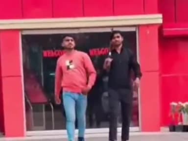 धनौरा: गजरौला हाईवे पर पैराडाइज होटल के सामने बंदूक लहराते युवकों का वीडियो हुआ वायरल