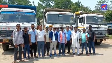 मुखिया दुलाल माहली के नेतृत्व में स्थानीय युवकों ने रोजगार की मांगों को लेकर एचसीएल के मालवाहक वाहनों को रोका