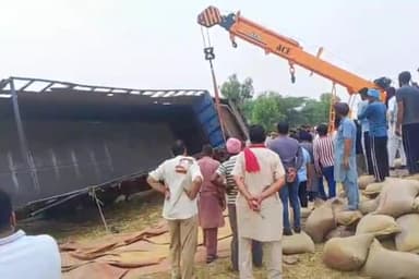 ਮਲੋਟ: ਦਾਨੇ ਵਾਲਾ ਤੋੰ ਜੰਡਵਾਲਾ ਰੋਡ ਤੇ ਗੋਦਾਮ ਕੋਲ ਪਲਟਿਆ ਟਰੱਕ, ਟਰੱਕ ਚਾਲਕ ਦੀ ਮੌਕੇ 'ਤੇ ਹੋਈ ਮੌਤ