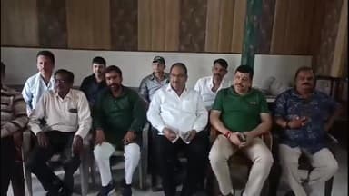 झांसी: बस स्टैंड स्थित एसोशिएशन के कार्यालय पर आपात बैठक बुलाई गई, कहा- बिना परमिट दौड़ रही रोडवेज बसें