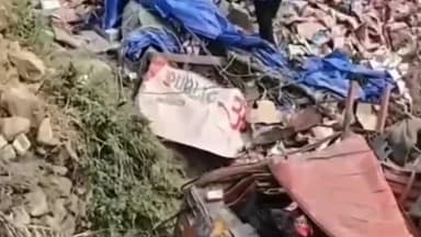 पौड़ी: त्रिपालीसैंण-थलीसैंण मार्ग पर परचून के सामान से लदा ट्रक हुआ दुर्घटना, चालक व परिचालक सुरक्षित