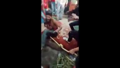 गोंडा: नव्वागांव में ग्रामीणों ने युवक को चोर समझकर रस्सी से बांधकर पीटा, वीडियो वायरल, इटियाथोक पुलिस जांच में जुटी